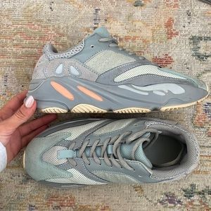 Yeezy wave runner size 7 1/2
